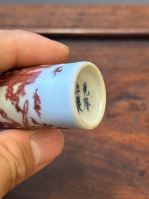 Deux tabatières en porcelaine de Chine en bleu, blanc et rouge de cuivre, marque de Qianlong, 19ème — photo 7