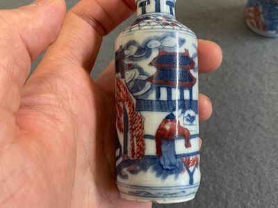 Deux tabatières en porcelaine de Chine en bleu, blanc et rouge de cuivre, marque de Yongzheng, 19ème — photo 9