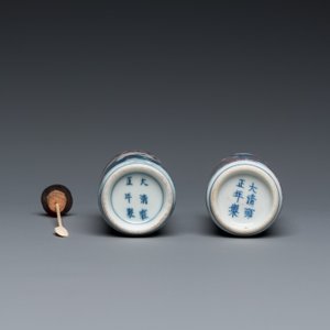 Deux tabatières en porcelaine de Chine en bleu, blanc et rouge de cuivre, marque de Yongzheng, 19ème — photo 6