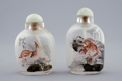 Deux tabatières en verre peint à l'intérieur au chat et tigre, Chine, 20ème