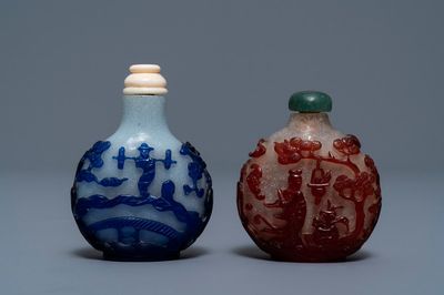 Deux tabatières en verre rouge et bleu overlay sur fond bullé, Chine, 19ème