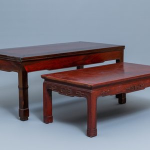 Deux tables 'kang' de forme rectangulaire en bois sculpté, Chine, 19/20ème — photo 1