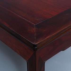 Deux tables 'kang' de forme rectangulaire en bois sculpté, Chine, 19/20ème — photo 14