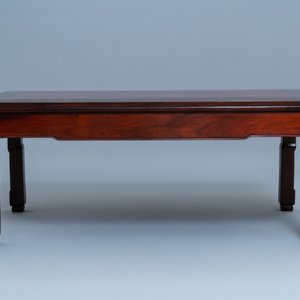 Deux tables 'kang' de forme rectangulaire en bois sculpté, Chine, 19/20ème — photo 2
