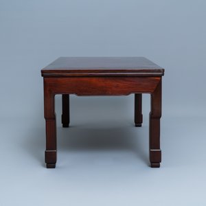 Deux tables 'kang' de forme rectangulaire en bois sculpté, Chine, 19/20ème — photo 5