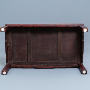 Deux tables 'kang' de forme rectangulaire en bois sculpté, Chine, 19/20ème — photo 9