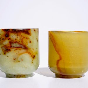 Deux tasses à vin en jade tacheté, Chine, 20ème — photo 3