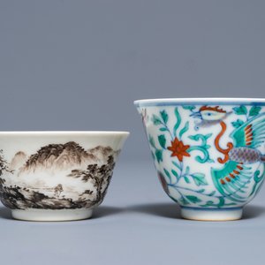 Deux tasses à vin en porcelaine de Chine doucai et grisaille, marques de Yongzheng, 19/20ème — photo 2