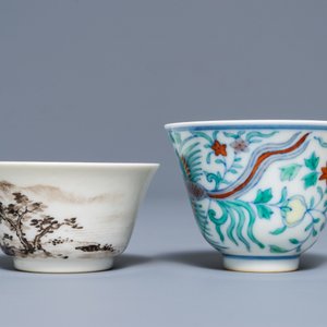 Deux tasses à vin en porcelaine de Chine doucai et grisaille, marques de Yongzheng, 19/20ème — photo 3