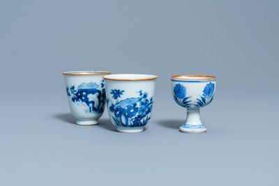 Deux tasses à vin et un bol sur piedouche en porcelaine de Chine en bleu et blanc, époque Transition