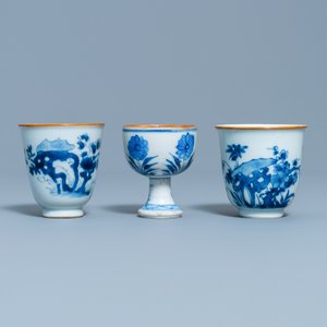 Deux tasses à vin et un bol sur piedouche en porcelaine de Chine en bleu et blanc, époque Transition — photo 2