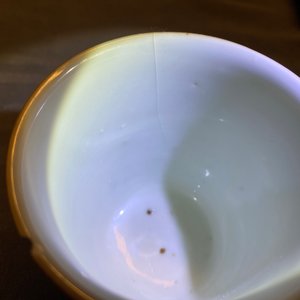 Deux tasses à vin et un bol sur piedouche en porcelaine de Chine en bleu et blanc, époque Transition — photo 22