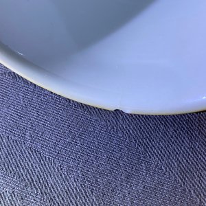 Deux tasses à vin et un bol sur piedouche en porcelaine de Chine en bleu et blanc, époque Transition — photo 24