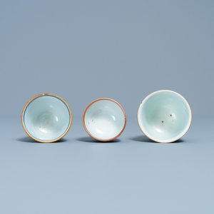 Deux tasses à vin et un bol sur piedouche en porcelaine de Chine en bleu et blanc, époque Transition — photo 6