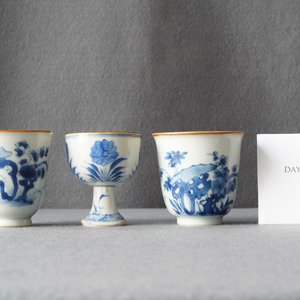 Deux tasses à vin et un bol sur piedouche en porcelaine de Chine en bleu et blanc, époque Transition — photo 8