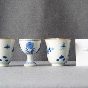 Deux tasses à vin et un bol sur piedouche en porcelaine de Chine en bleu et blanc, époque Transition — photo 9