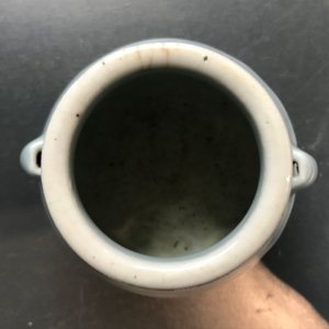 Deux tasses en porcelaine de Chine famille rose, un plat et une théière en qianjiang cai et un vase hu, 19/20ème — photo 13