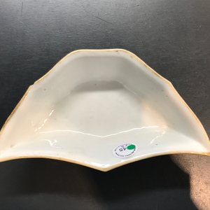 Deux tasses en porcelaine de Chine famille rose, un plat et une théière en qianjiang cai et un vase hu, 19/20ème — photo 20
