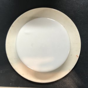 Deux tasses en porcelaine de Chine famille rose, un plat et une théière en qianjiang cai et un vase hu, 19/20ème — photo 3