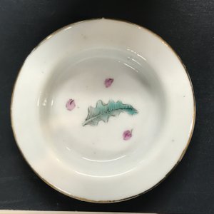 Deux tasses en porcelaine de Chine famille rose, un plat et une théière en qianjiang cai et un vase hu, 19/20ème — photo 4