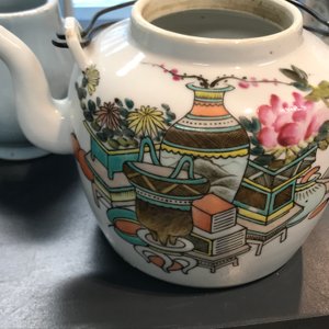 Deux tasses en porcelaine de Chine famille rose, un plat et une théière en qianjiang cai et un vase hu, 19/20ème — photo 8