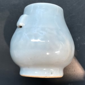 Deux tasses en porcelaine de Chine famille rose, un plat et une théière en qianjiang cai et un vase hu, 19/20ème — photo 10