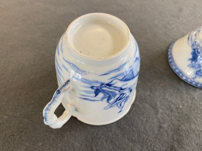 Deux tasses et soucoupes en porcelaine de Chine en bleu et blanc à sujet mythologique figurant Neptune, Qianlong — photo 4