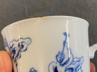 Deux tasses et soucoupes en porcelaine de Chine en bleu et blanc à sujet mythologique figurant Neptune, Qianlong — photo 9