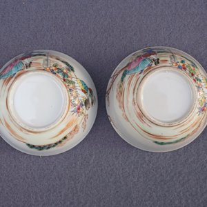Deux tasses et soucoupes en porcelaine de Chine famille rose à sujet européen, Qianlong — photo 12