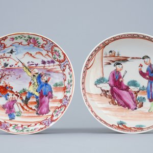Deux tasses et soucoupes en porcelaine de Chine famille rose aux décors mandarins, Qianlong — photo 2