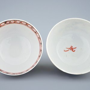 Deux tasses et soucoupes en porcelaine de Chine famille rose aux décors mandarins, Qianlong — photo 4