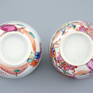 Deux tasses et soucoupes en porcelaine de Chine famille rose aux décors mandarins, Qianlong — photo 5