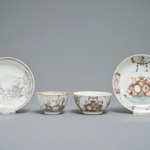 Deux tasses et soucoupes en porcelaine de Chine famille rose et grisaille, Qianlong — photo 1