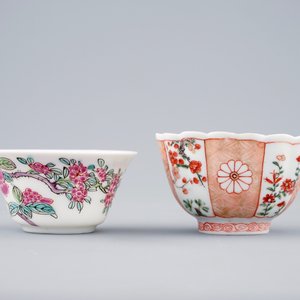 Deux tasses et soucoupes en porcelaine de Chine famille rose et verte-Imari, Kangxi/Yongzheng — photo 7