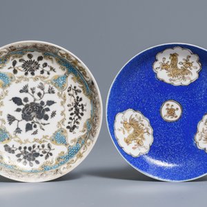 Deux tasses et soucoupes en porcelaine de Chine grisaille et doré sur fond bleu, Yongzheng — photo 2