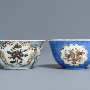 Deux tasses et soucoupes en porcelaine de Chine grisaille et doré sur fond bleu, Yongzheng — photo 4