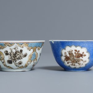 Deux tasses et soucoupes en porcelaine de Chine grisaille et doré sur fond bleu, Yongzheng — photo 6
