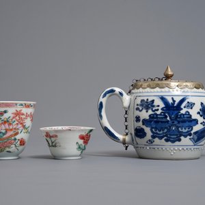 Deux tasses et soucoupes en une théière en porcelaine de Chine famille rose et bleu et blanc, Kangxi/Qianlong — photo 6