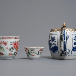 Deux tasses et soucoupes en une théière en porcelaine de Chine famille rose et bleu et blanc, Kangxi/Qianlong — photo 7
