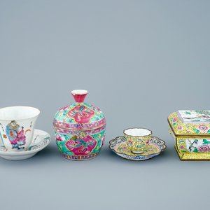 Deux tasses et soucoupes et deux boîtes couvertes en porcelaine de Chine famille rose et émaille de Canton, 19/20ème — photo 1