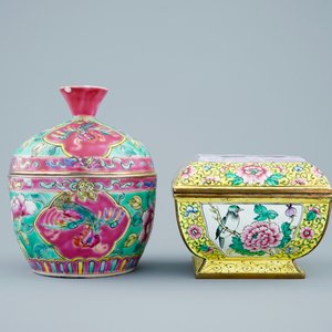 Deux tasses et soucoupes et deux boîtes couvertes en porcelaine de Chine famille rose et émaille de Canton, 19/20ème — photo 2
