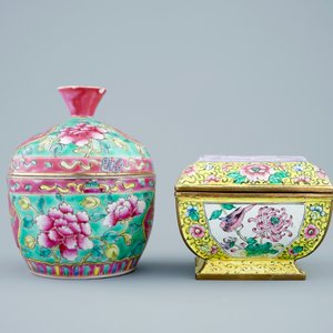 Deux tasses et soucoupes et deux boîtes couvertes en porcelaine de Chine famille rose et émaille de Canton, 19/20ème — photo 3