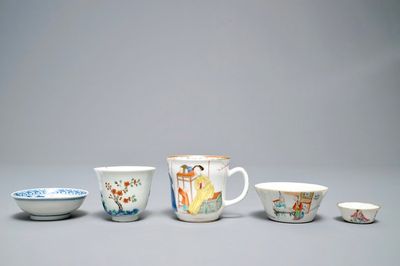 Deux tasses et trois bols en porcelaine de Chine famille rose et verte, marques divers, 18/19ème