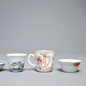 Deux tasses et trois bols en porcelaine de Chine famille rose et verte, marques divers, 18/19ème — photo 3