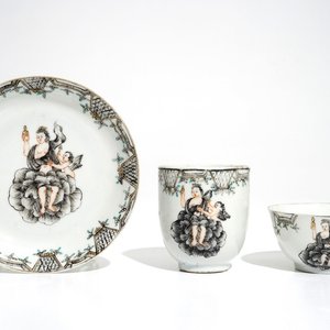 Deux tasses et une soucoupe en porcelaine de Chine grisaille à décor mythologique de Vénus et Cupidon, Qianlong — photo 1