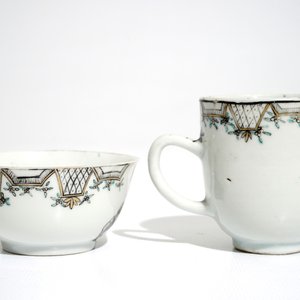 Deux tasses et une soucoupe en porcelaine de Chine grisaille à décor mythologique de Vénus et Cupidon, Qianlong — photo 7