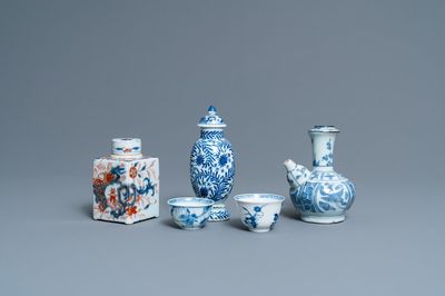 Deux tasses, un kendi, un vase couvert et une boîte à thé en porcelaine de Chine en bleu et blanc et de style Imari, Wanli et Kangxi