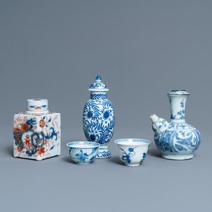 Deux tasses, un kendi, un vase couvert et une boîte à thé en porcelaine de Chine en bleu et blanc et de style Imari, Wanli et Kangxi — photo 1