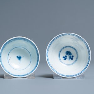 Deux tasses, un kendi, un vase couvert et une boîte à thé en porcelaine de Chine en bleu et blanc et de style Imari, Wanli et Kangxi — photo 13