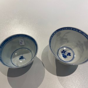 Deux tasses, un kendi, un vase couvert et une boîte à thé en porcelaine de Chine en bleu et blanc et de style Imari, Wanli et Kangxi — photo 16